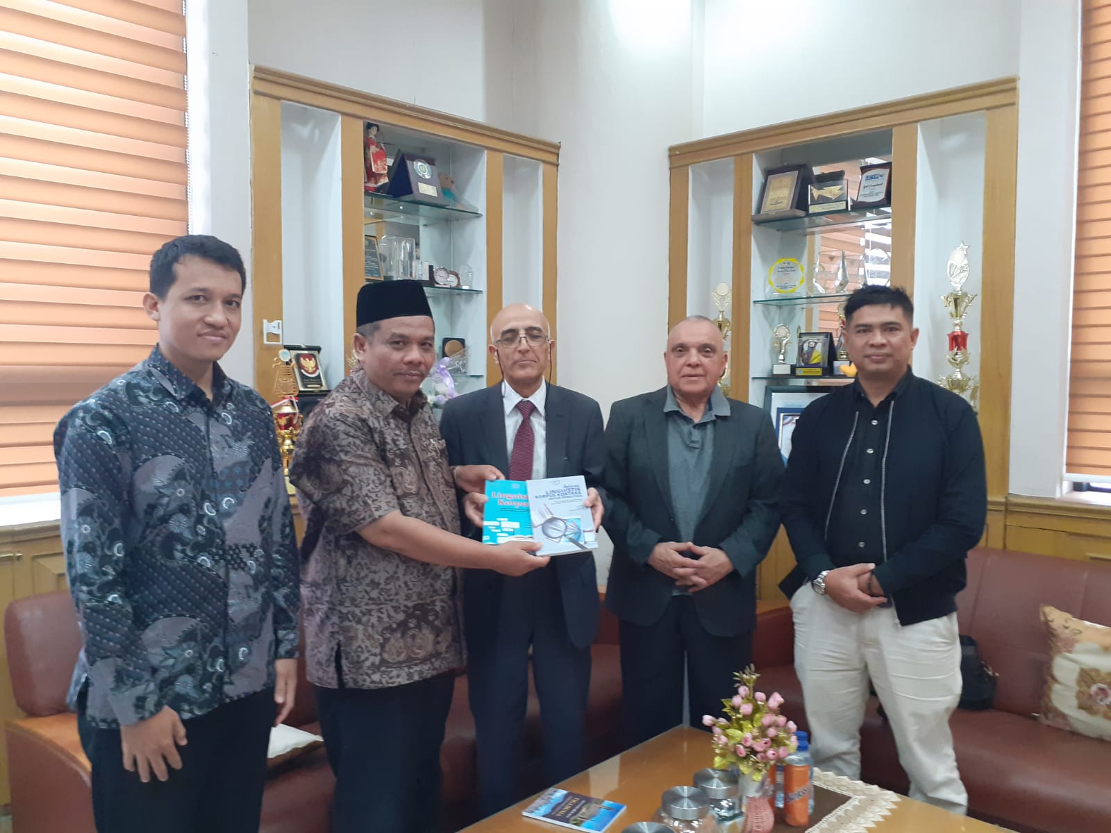 Dekan FBS Universitas Negeri Padang Terima Kunjungan Dosen Team Teaching dari Azerbaijan University