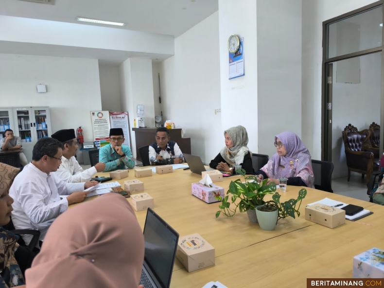 Dean of FBS UNP and Head of Library and Archives Office of Padang City Sign Cooperation Agreement