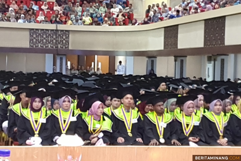 Sebanyak 221 Lulusan FBS Universitas Negeri Padang Diwisuda Periode Ke-137 Tahun 2024